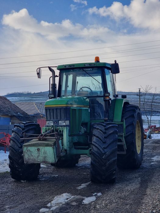 John Deere 7700.