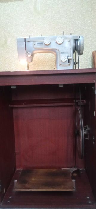 Ножная, швейная машинка
