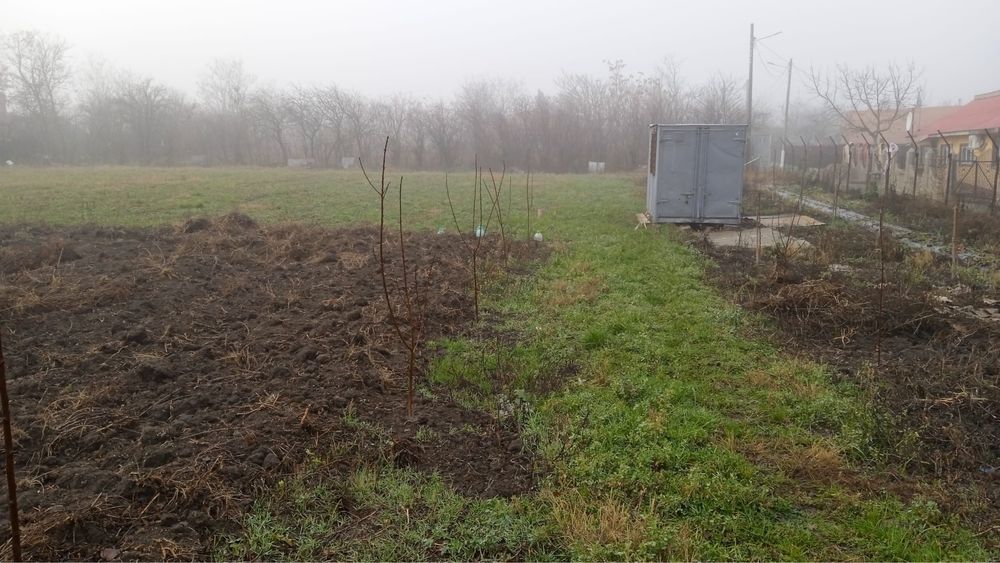 Teren pe malul lacului !!