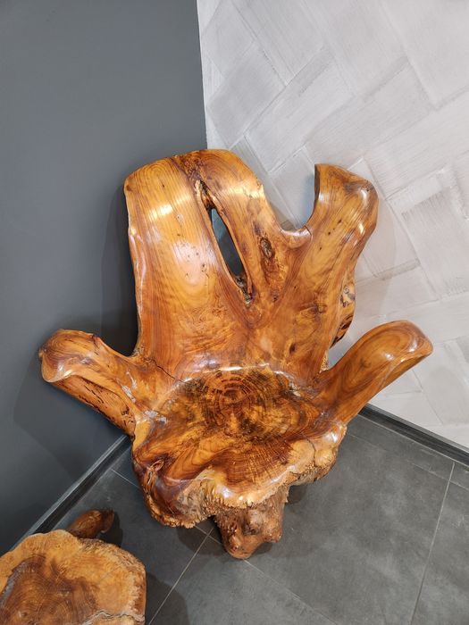 Продавам кресло и табуретка от масивно дърво