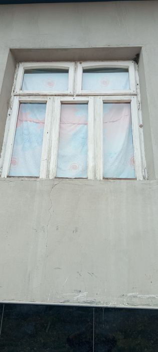 Eshik 2ta  razmeri 2.30/1.20 romlar 6 ta 1.50/1.40 2ta rom 2/1.40