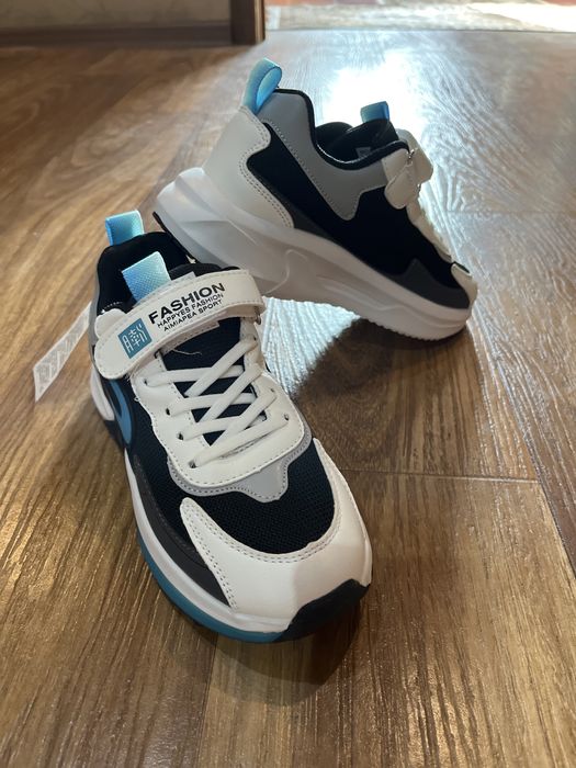 Продам кроссовки новые 37 размер