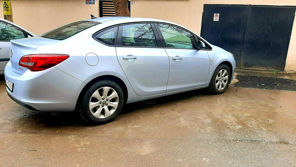 Opel Astra J Turbo 1.4 Benzina Sedan