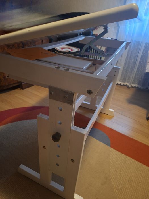 Set birou reglabil + bibliotecă albă – ideale pentru cameră copil