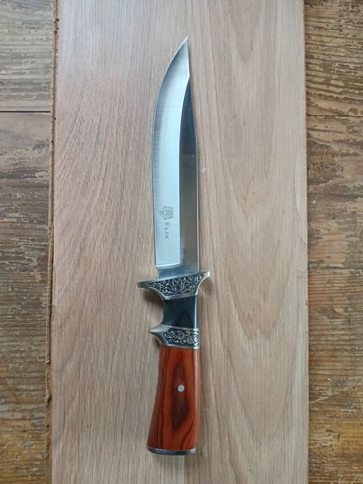 Ловен нож „Вълк“ с калъф – стилен дизайн, много запазен