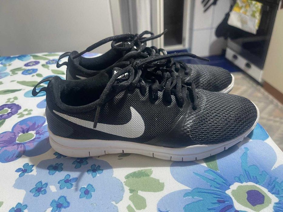 Adidas nike, culoare negru, sezon primavara/vara ca noi.