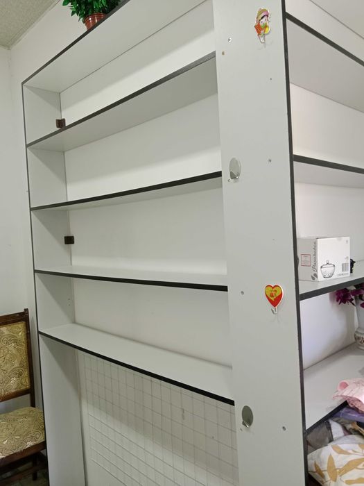 Продаются полки со стеклянными стеллажами для магазина