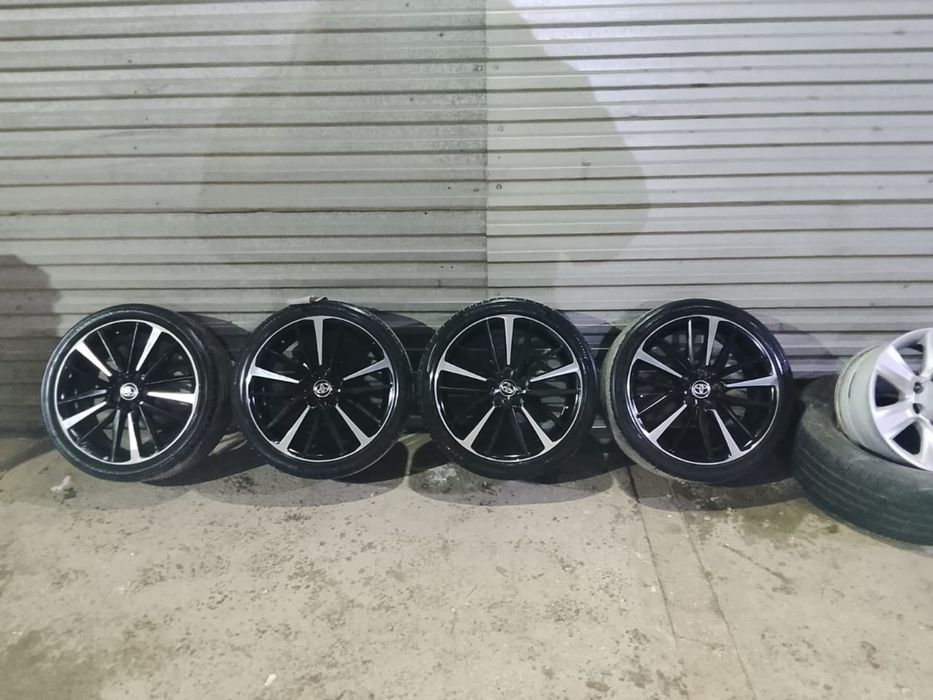 Продам оригинальные шины с дисками