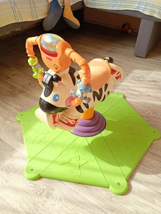 Това е музикалната играчка за яздене и скачане Fisher-Price Bounce and Spin Zebra