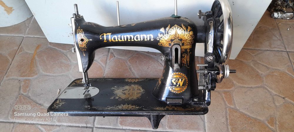 Masina veche de cusut functionala, marca Naumann