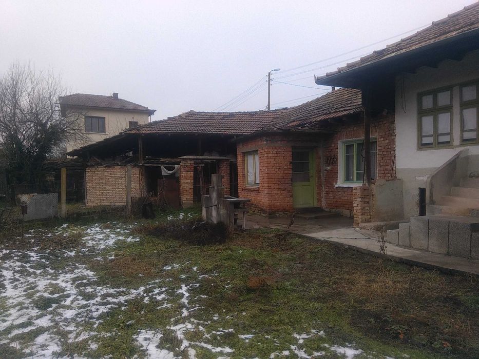 Къща с градина и двор