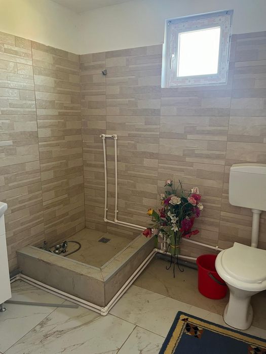 Casa la curte de închiriat