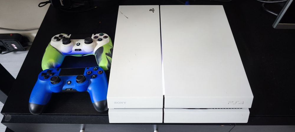 Playstation 4 Slim 2TB + 2 джойстика