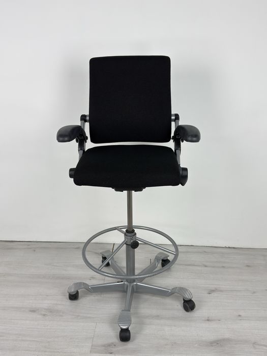 Въртящ се офис стол HAG, с черен плат Алуминийева звезда обзавеждане