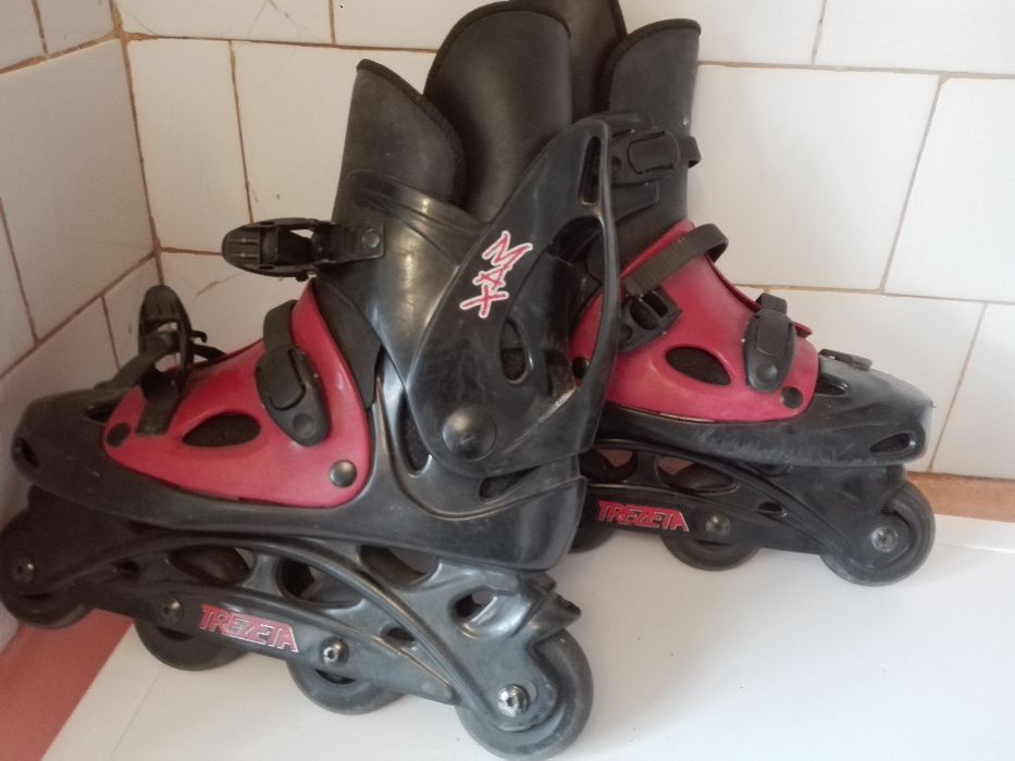 Фотоапарат AGFA , италиянски ролери и ветроупорен фенер.