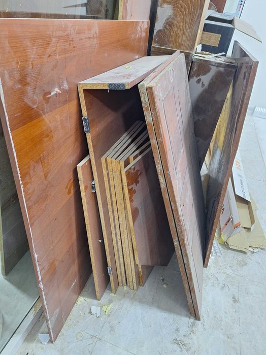 Продаю сотилади б/у мебель доска тумба  ва полкалар. Регистратура стом