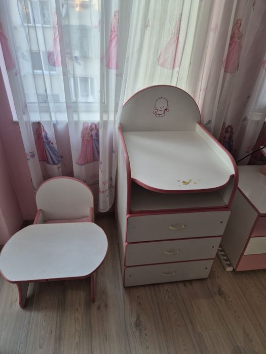 Бебешки скрин/шкаф + масивна детска  масичка със столче
