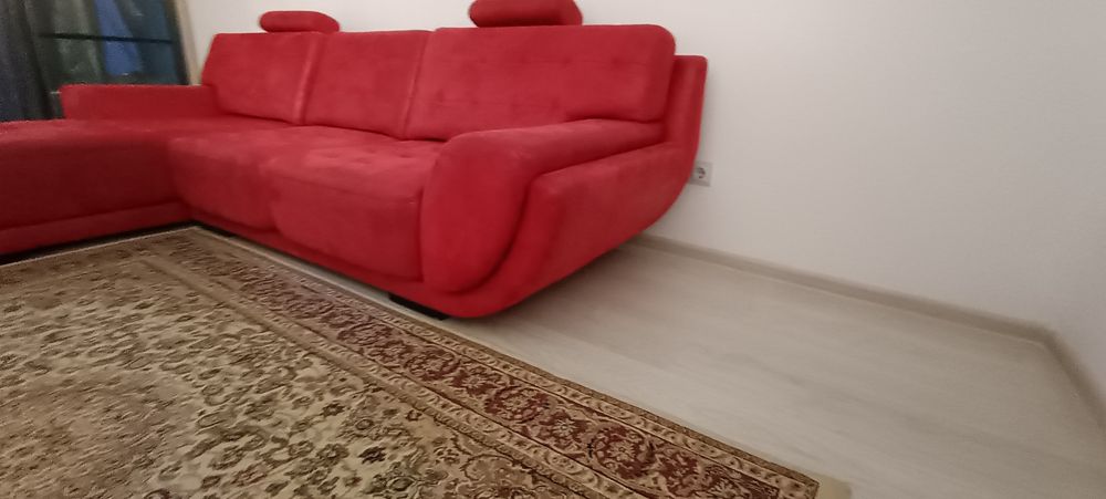 Продам диван красный