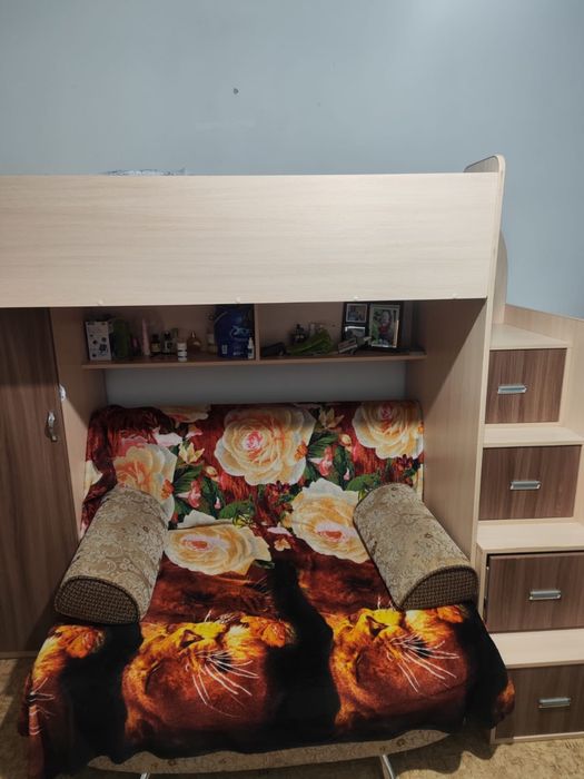 Двухъярусная кровать и диван