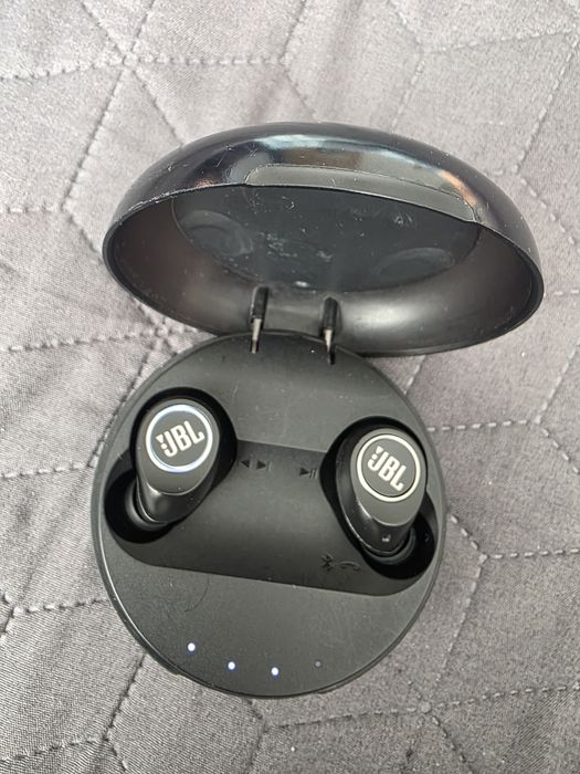 Vând căști wireless JBL