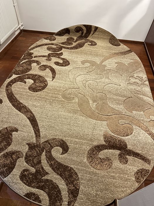 Covor oval in stare foarte buna