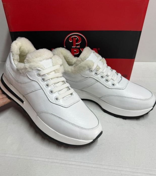 Женские кроссовки