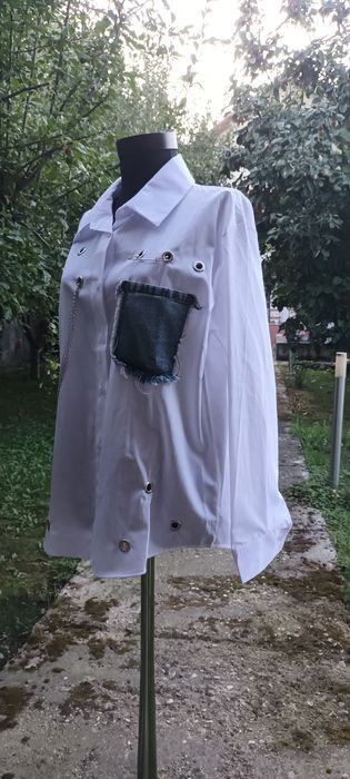 Camasa bumbac alba cu accesorii metalice