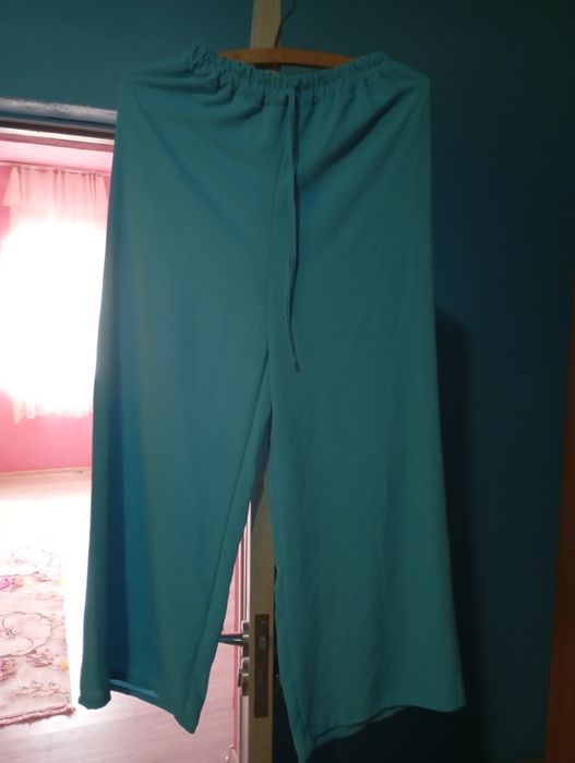 Haine de vânzare și noi și în stare buna unele .