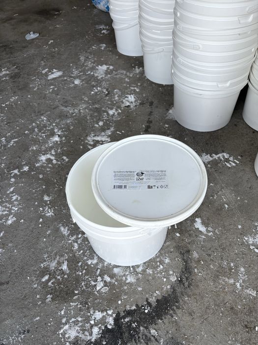 Продоется пластиковые ведра.