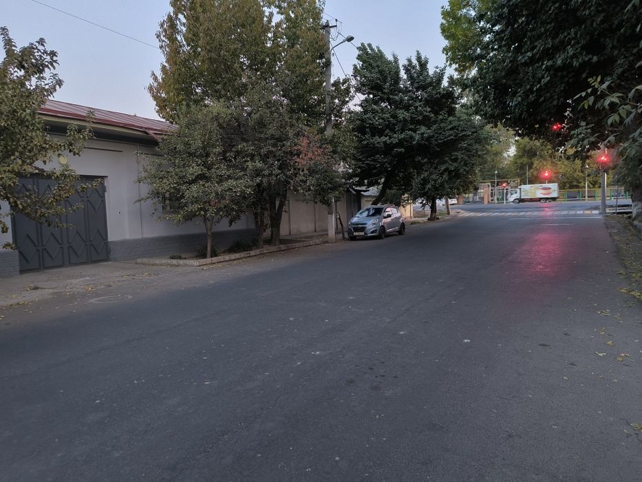 Продается участок  дом отличная локация на против OzMAHAL в доль дорог