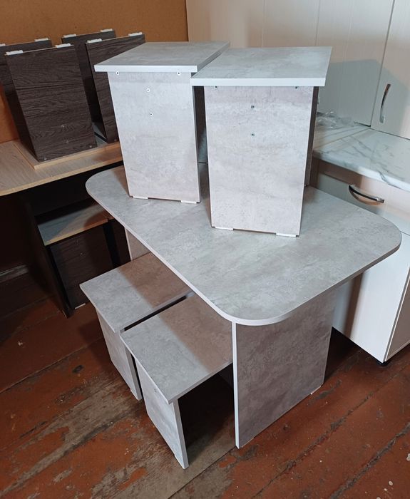 Продам кухонный стол +4 табуретки