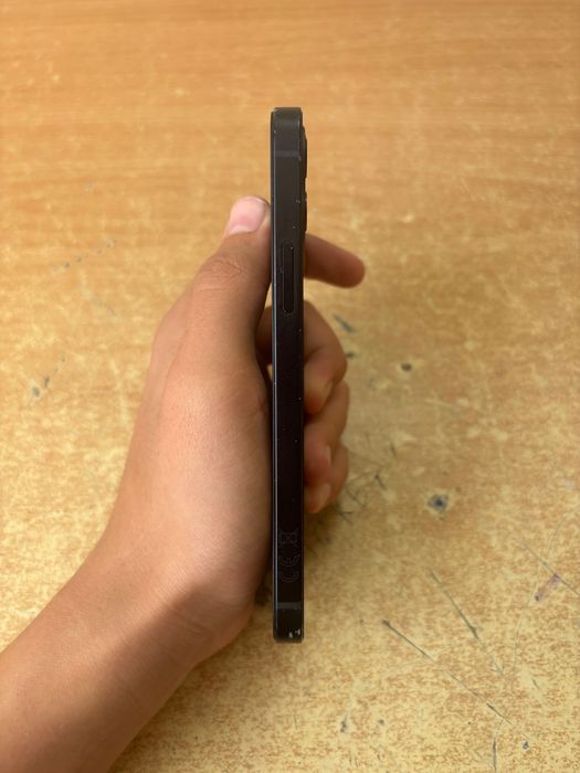 Продам айфон 12 IPhone 12