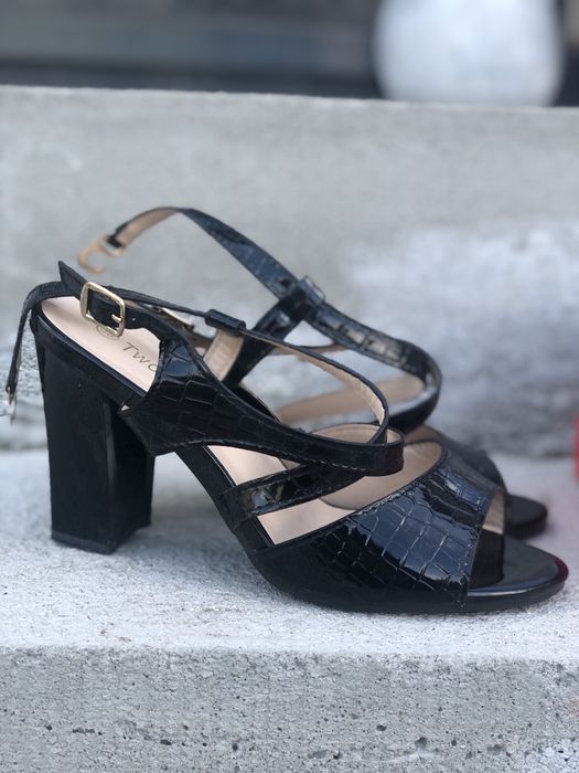 Сандали на ток, изкуствен лак. Слагани са 1път