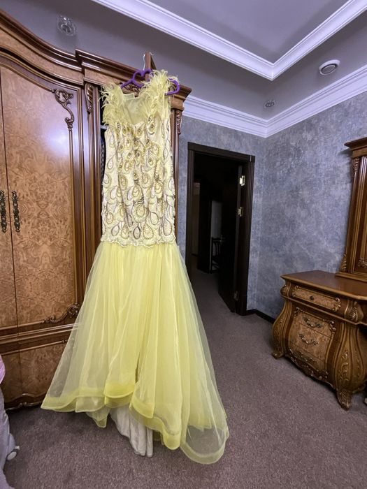 Ayollar oqshom libosi