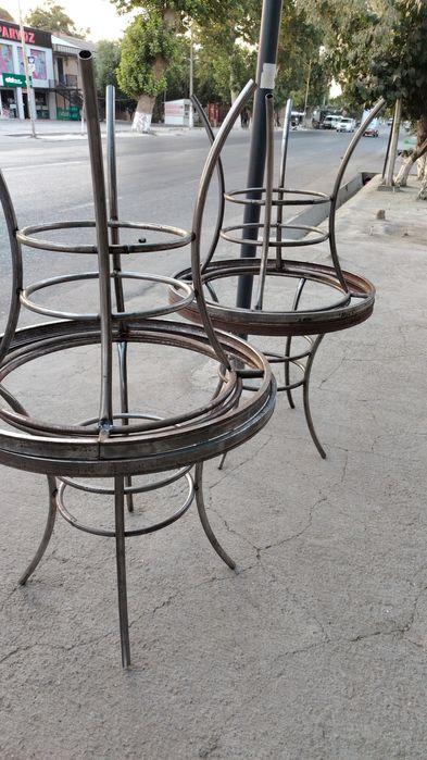 Стол ва стуллар ва качеля гул туваклар