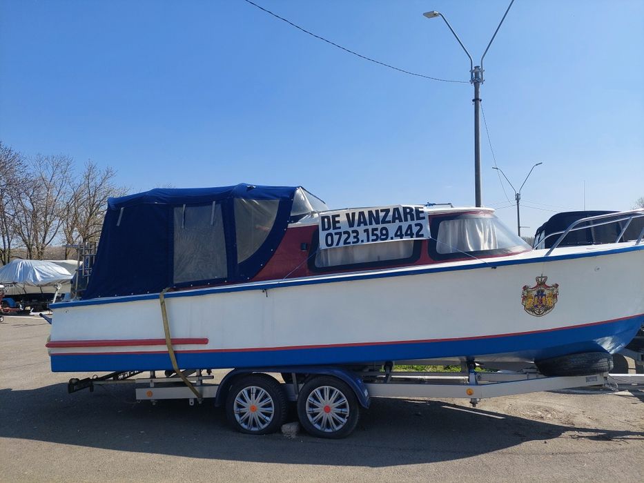 Vând barca cabinata cu motor și peridoc