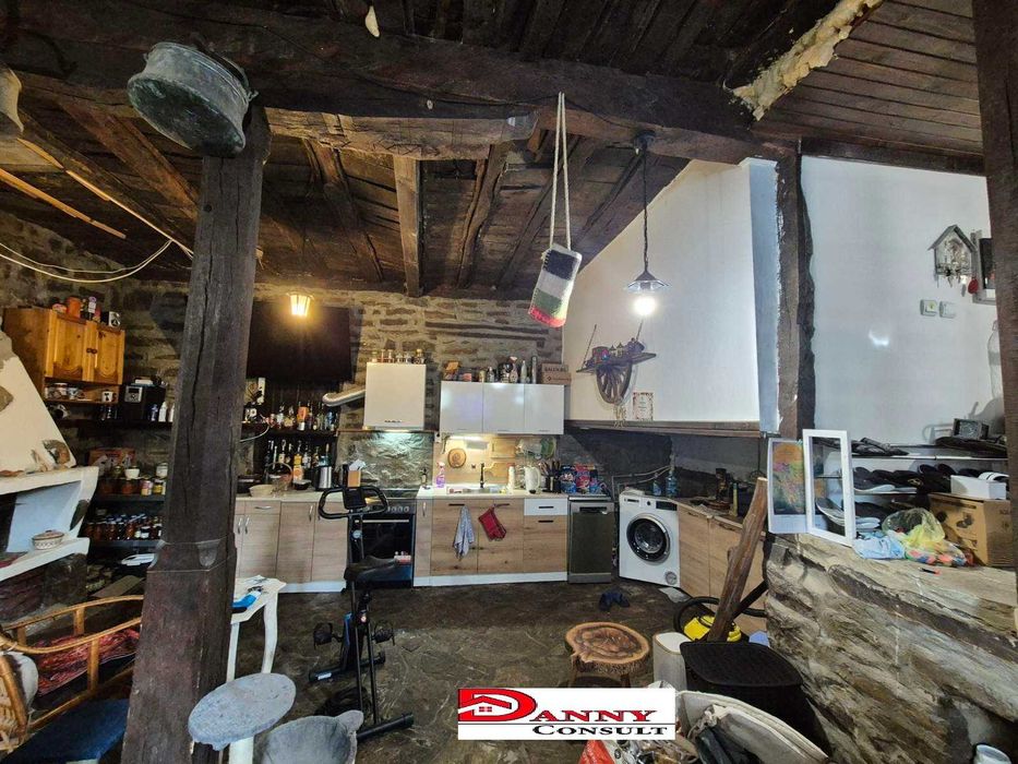 Двуетажна къща с двор и соларна система в с. Кесарево