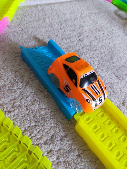 Гибкая дорога с машинкой