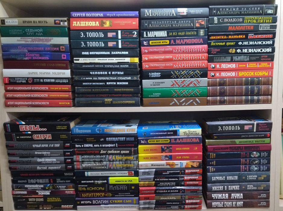 Книги детективы продам.