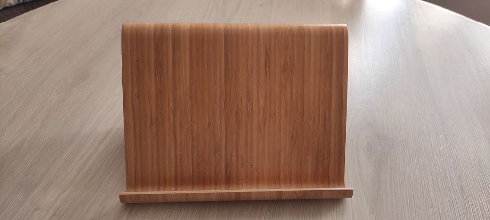 Дървена поставка за телефон / таблет  / книга