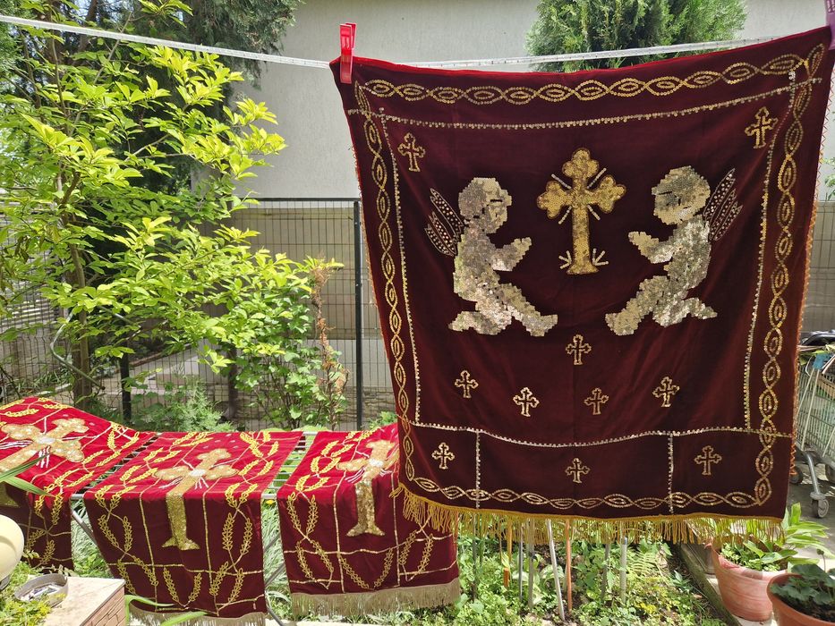 Țesaturi bisericești brodate manual din catifea cu paiete aurii