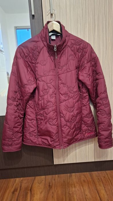 Чисто,ново,зимно,дебело,топло яке с качулка и два джоба и подаръци;65€