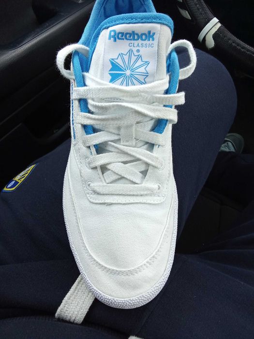 Vând   teneși   Reebok