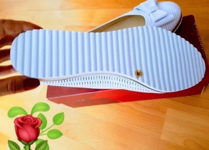 Pantofi albi piele naturala/nr 38,saculet, etichetă