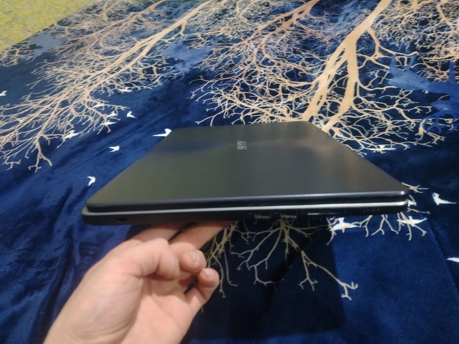 Нотбук срочна сотилади