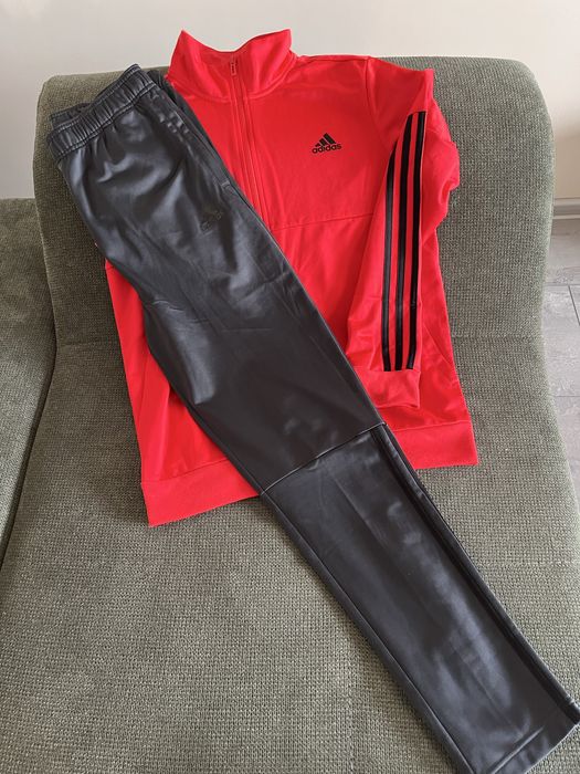 червен спортен Екип adidas