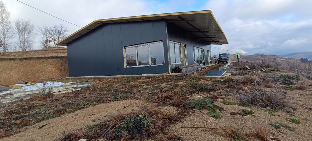 Panouri termoizolante și case pe structura metalică