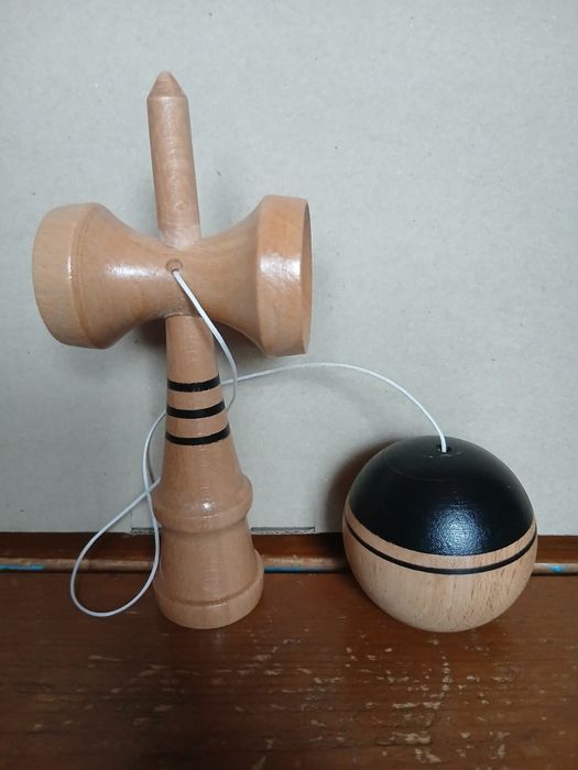 Vând Kendama lemn