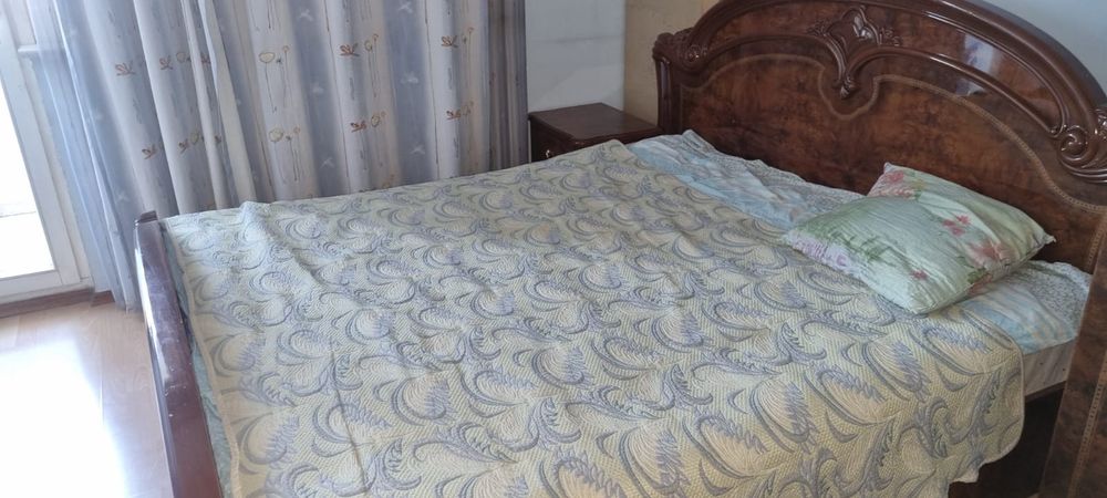 Кровать, матрац, комод, тумбочка