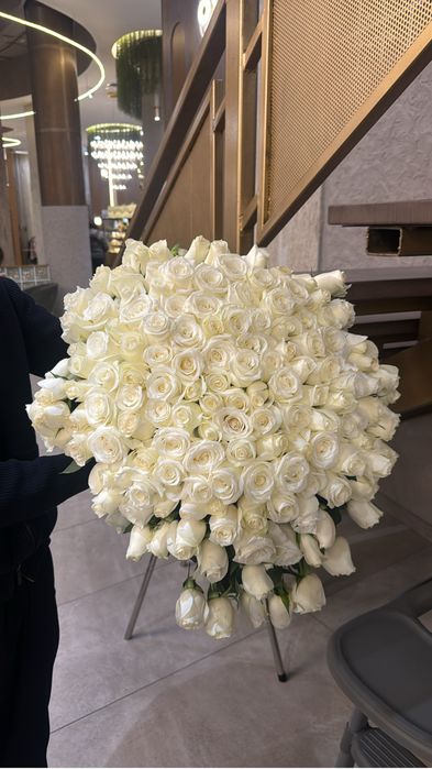 Белые розы 151 шт